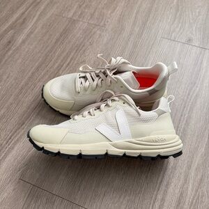 NEW Veja Dekkan Sneaker 37/6